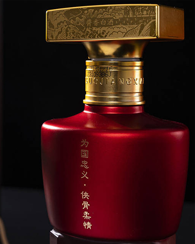 为国忠义酒，固态发酵，醇厚酱香，回味悠长的美酒